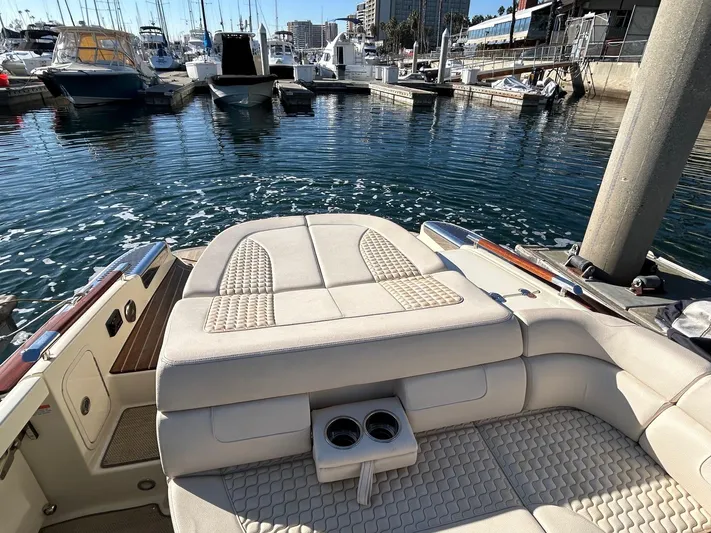  Yacht Photos Pics 2020 Chris-Craft 25 Launch GT boat interior at marina, featuring luxurious seating and cup holders.