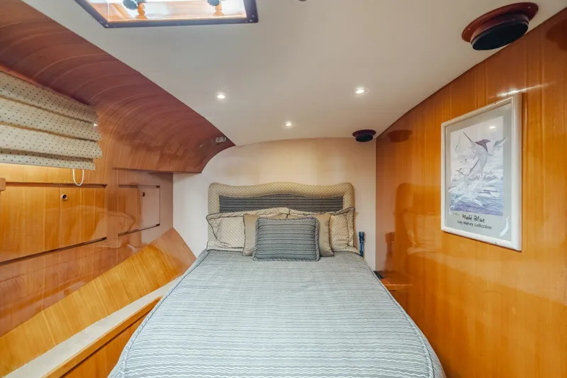 Fan Tail I Yacht Photos Pics Luxurious bedroom interior of 1988 Cheoy Lee 70 Enclosed Flybridge yacht.