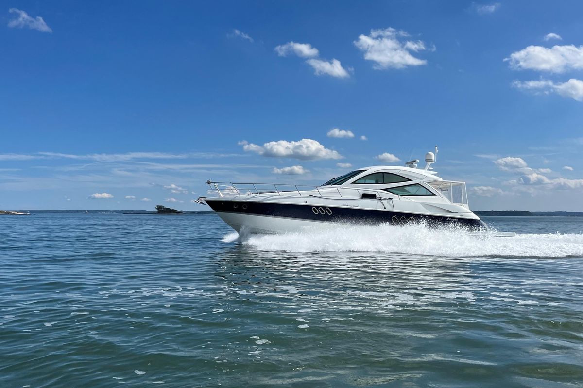 2010 Cruisers Yachts 52 