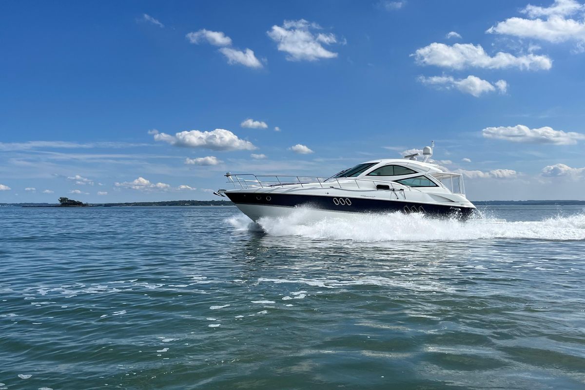 2010 Cruisers Yachts 52 