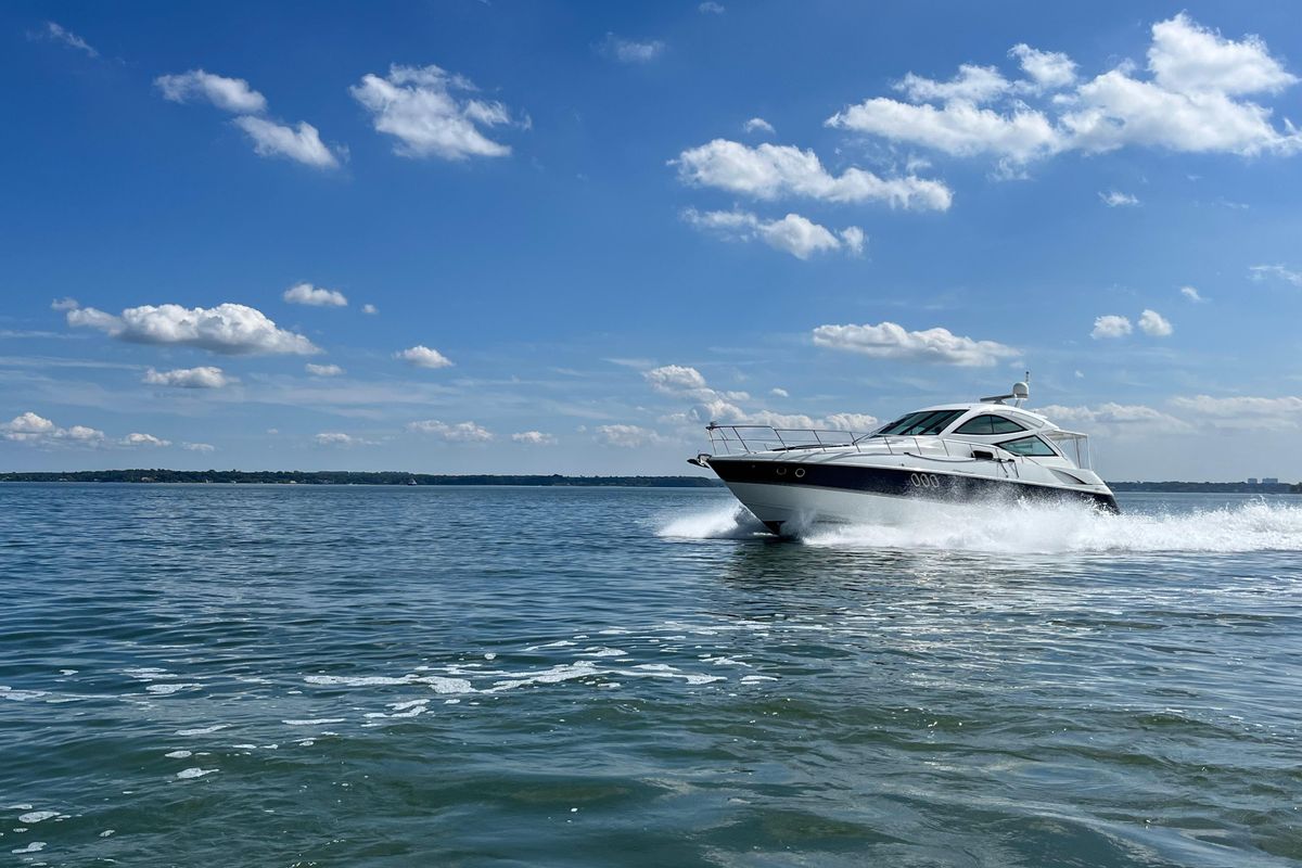 2010 Cruisers Yachts 52 