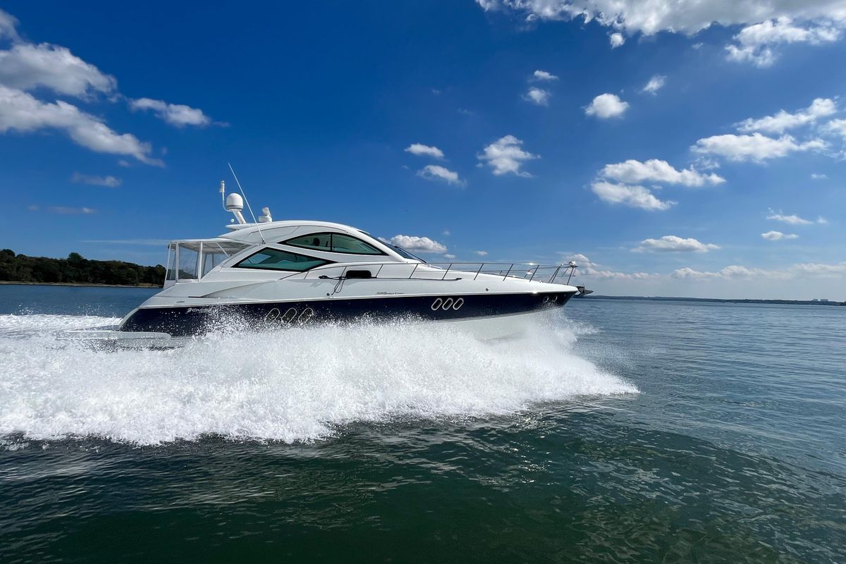2010 Cruisers Yachts 52 