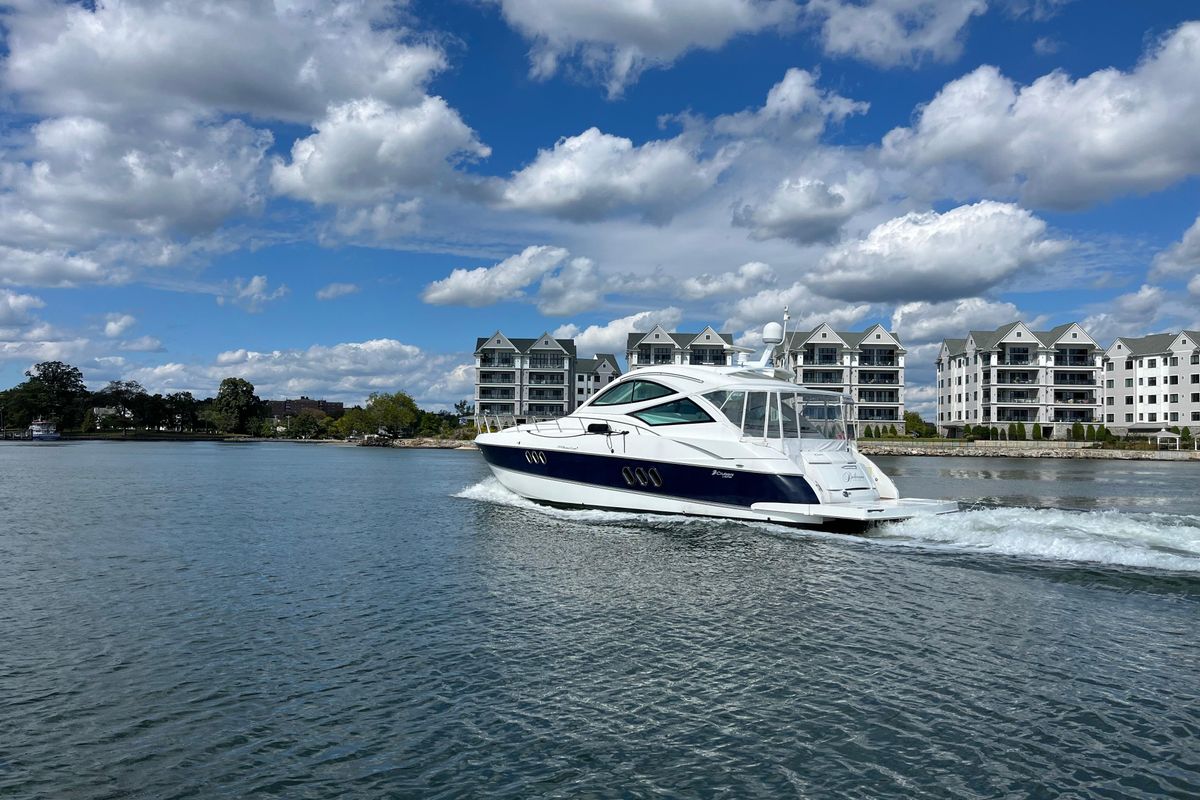 2010 Cruisers Yachts 52 