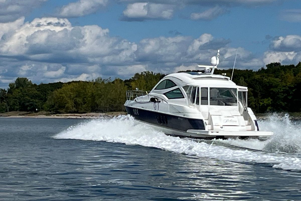 2010 Cruisers Yachts 52 