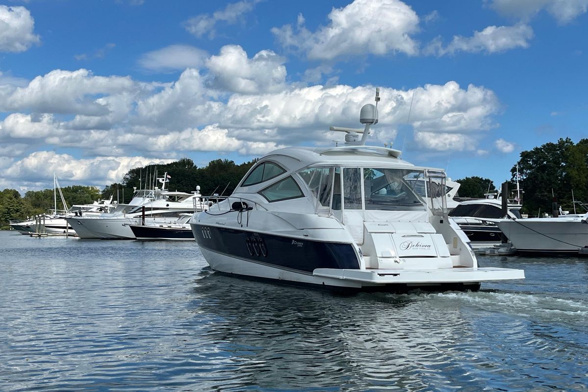 2010 Cruisers Yachts 52 