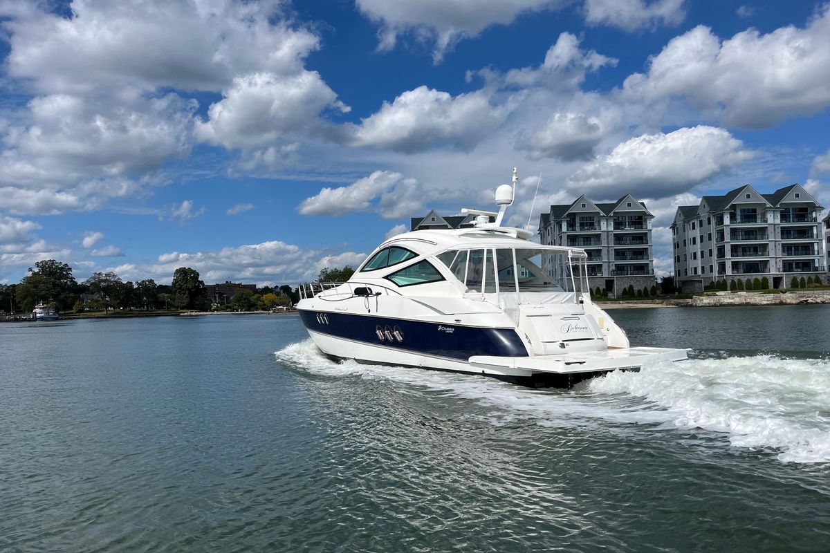 2010 Cruisers Yachts 52 