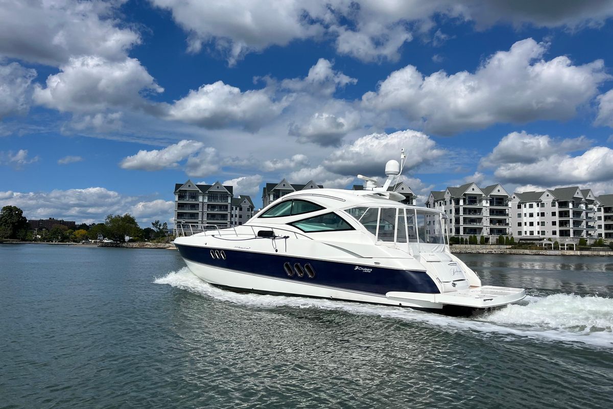2010 Cruisers Yachts 52 