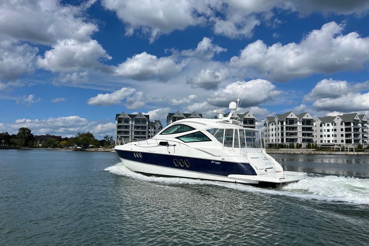 2010 Cruisers Yachts 52 