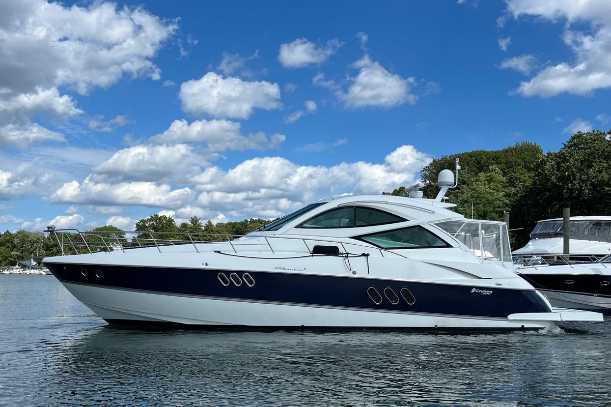 2010 Cruisers Yachts 52 