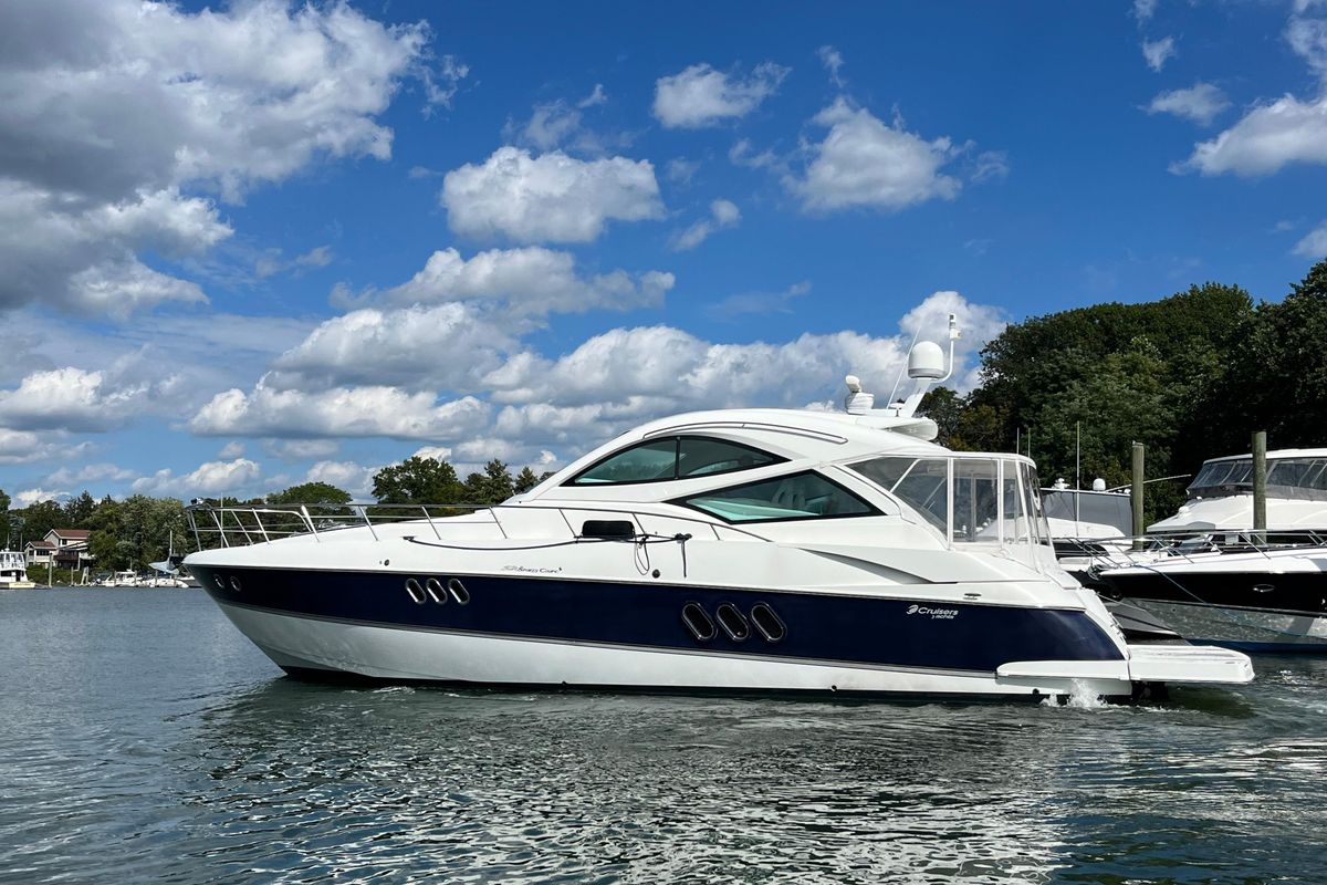 2010 Cruisers Yachts 52 