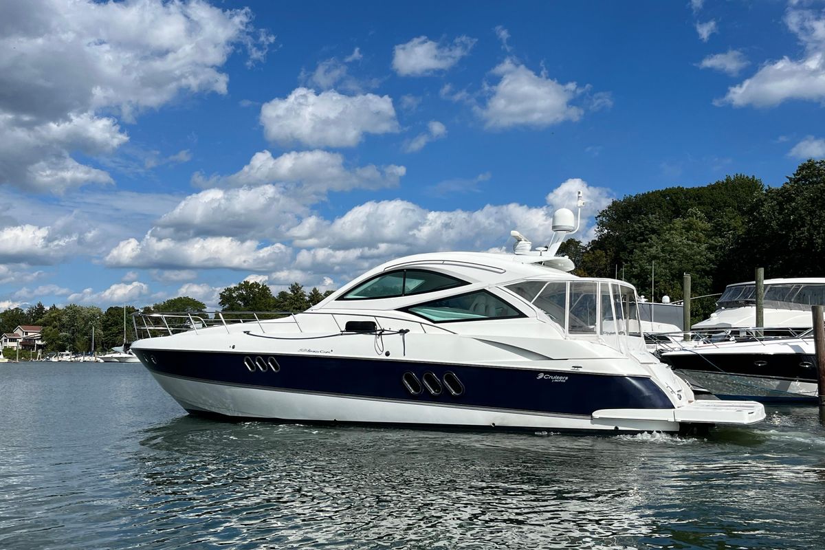 2010 Cruisers Yachts 52 