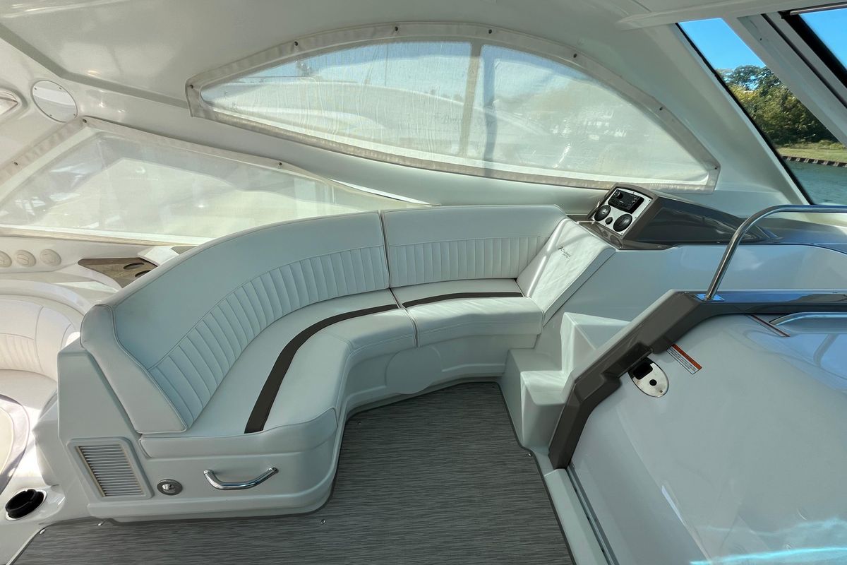 2010 Cruisers Yachts 52 