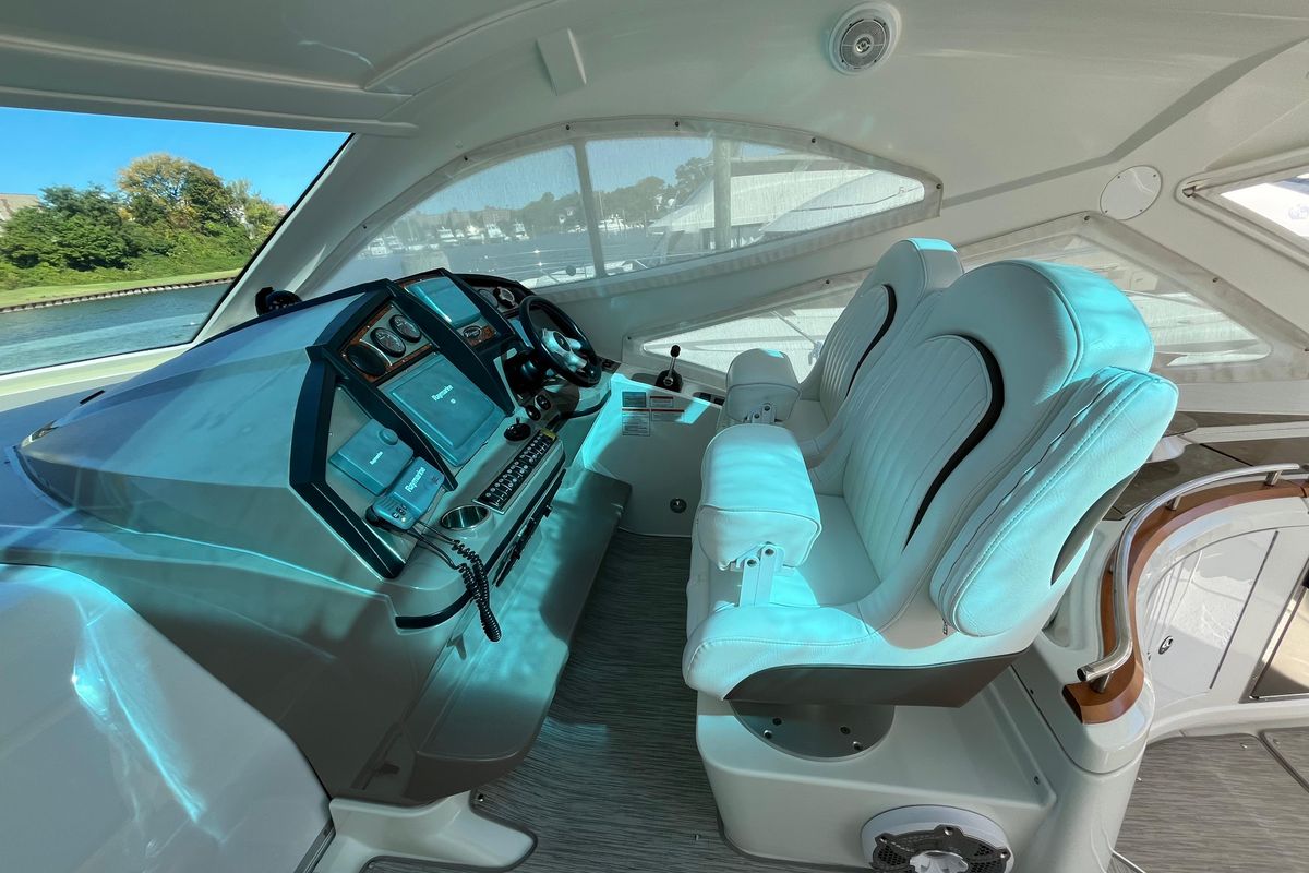 2010 Cruisers Yachts 52 