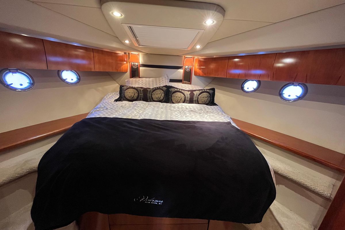2010 Cruisers Yachts 52 