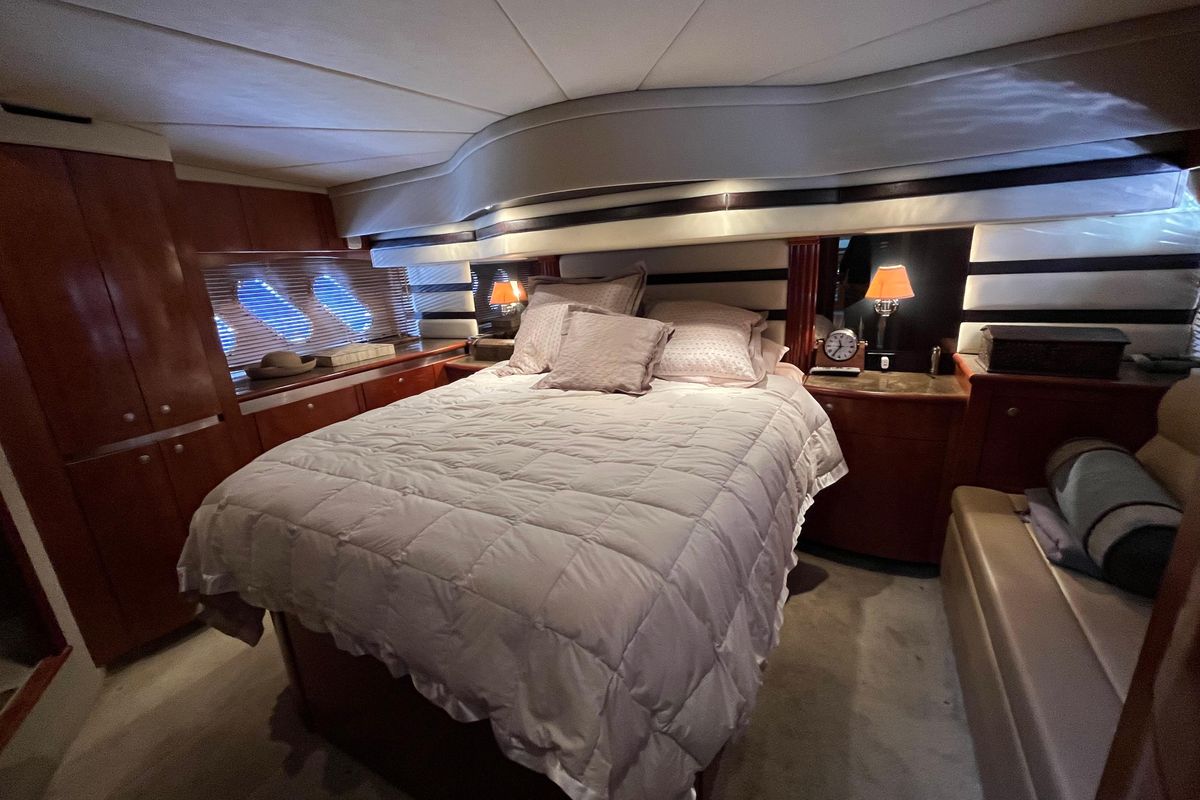 2010 Cruisers Yachts 52 