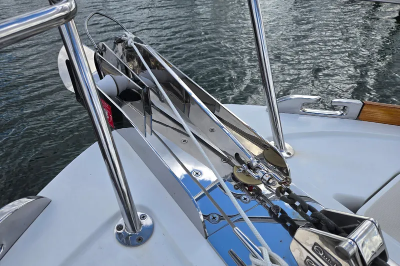 Grayson Yacht Photos Pics 2017 Sabre 48 Fly Bridge yacht anchor system with polished metal and ropes.