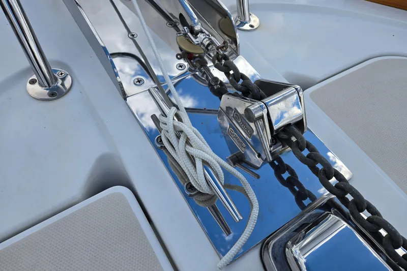 Grayson Yacht Photos Pics 2017 Sabre 48 Fly Bridge anchor chain and rope detail on deck.