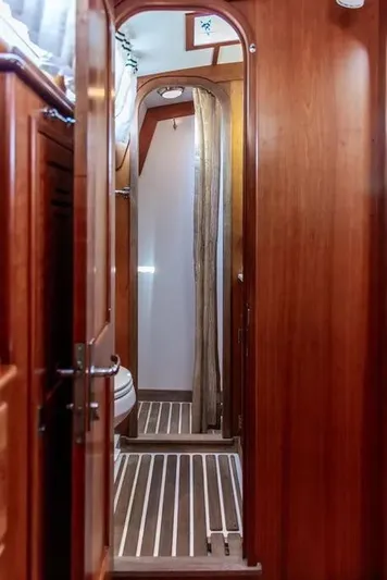 Night Train Yacht Photos Pics Owner's ensuite head