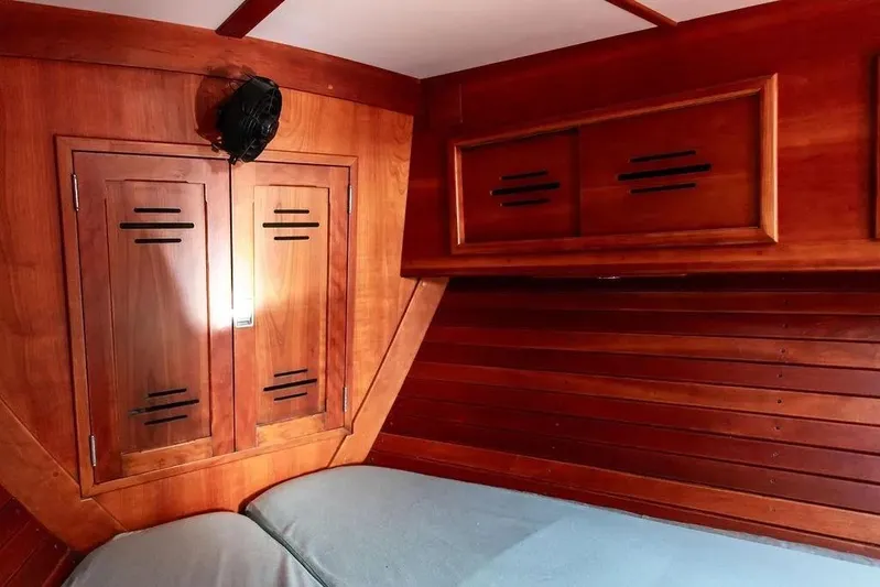 Night Train Yacht Photos Pics V-berth