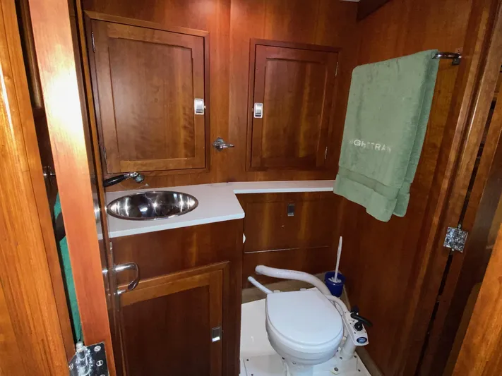 Night Train Yacht Photos Pics Fwd Head