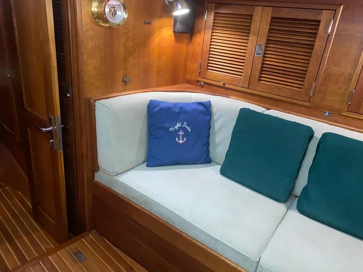 Night Train Yacht Photos Pics Stbd Settee