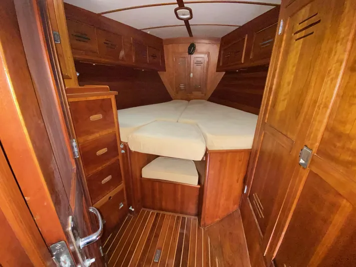 Night Train Yacht Photos Pics Fwd Stateroom/ v-Berth