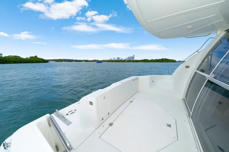 Mimosa Yacht Photos Pics 2001 Cruisers Yachts 5000 Sedan Sport on serene water with city skyline view.