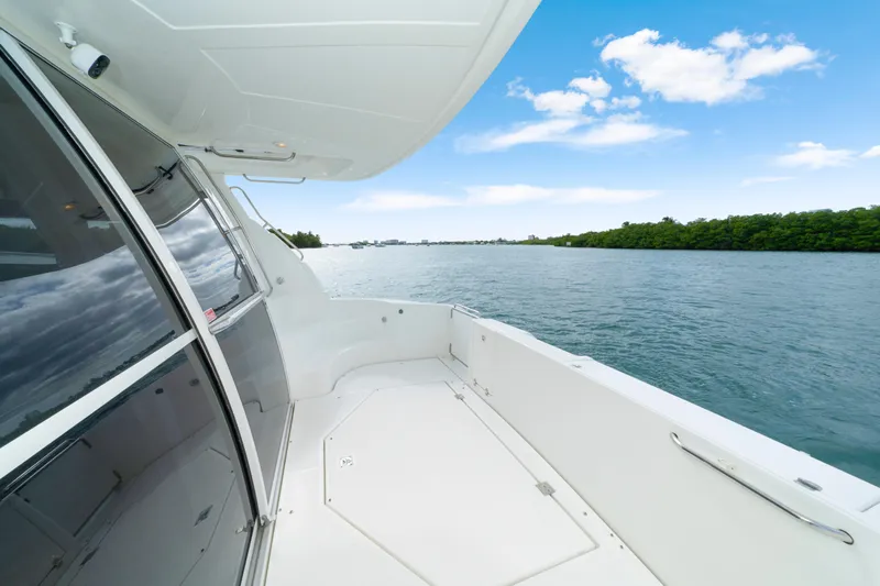 Mimosa Yacht Photos Pics 2001 Cruisers Yachts 5000 Sedan Sport on serene water with clear blue sky.