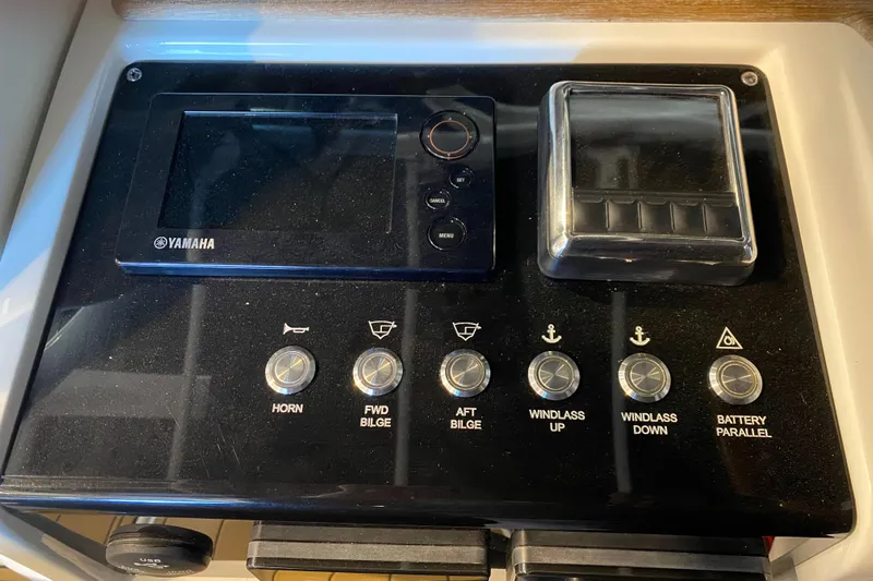 Apres Sea Yacht Photos Pics Control panel of a 2016 Chris-Craft Catalina 34 boat with Yamaha display.