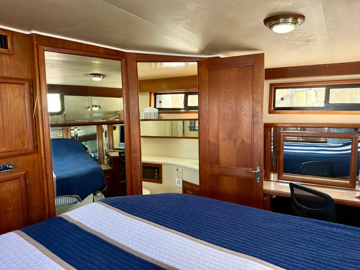 Journey's End Yacht Photos Pics 