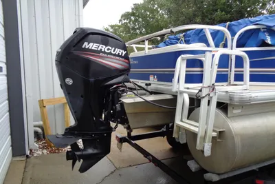 Sun Tracker Fishin' Barge 22 DLX