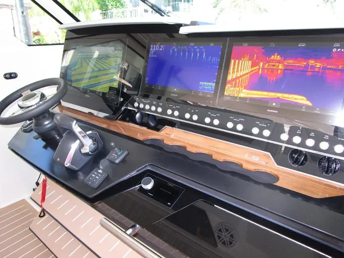 A Lazee Day Yacht Photos Pics Helm