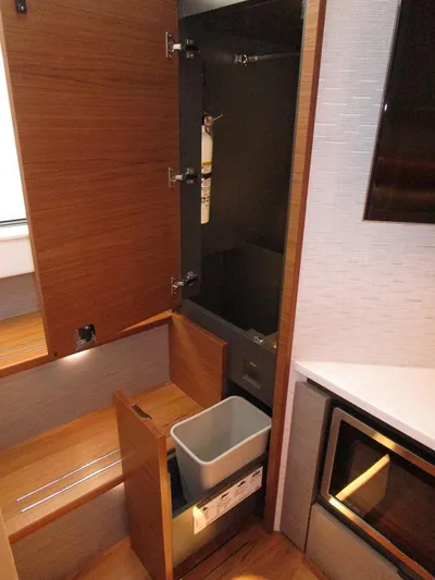 A Lazee Day Yacht Photos Pics Main Cabin to Stbd