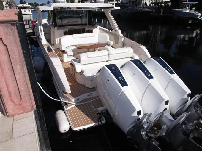 A Lazee Day Yacht Photos Pics Stern Shot