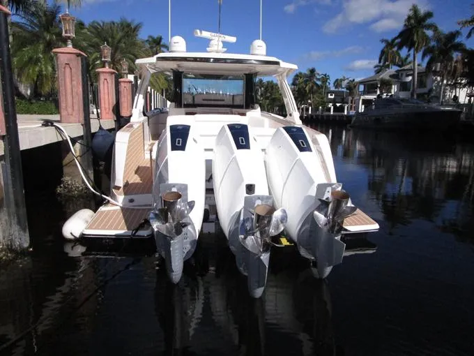 A Lazee Day Yacht Photos Pics Engines Clear Water Surface