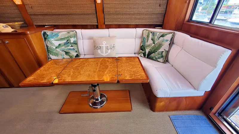 Knot Quitters Yacht Photos Pics Salon Starboard Dinette
