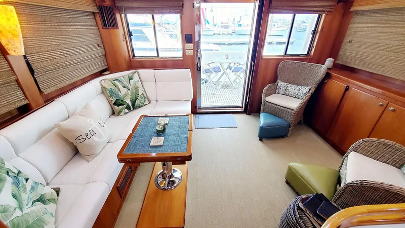 Knot Quitters Yacht Photos Pics Salon Aft