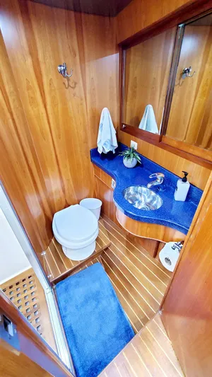 Knot Quitters Yacht Photos Pics Master Stateroom Head Vanity and Toilet