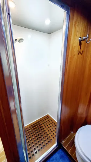 Knot Quitters Yacht Photos Pics Master Stateroom Head Shower