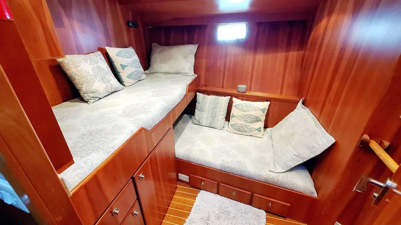 Knot Quitters Yacht Photos Pics Guest Stateroom Port