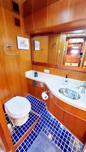 Knot Quitters Yacht Photos Pics Guest Head Vanity and Toilet