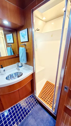 Knot Quitters Yacht Photos Pics Guest Head Shower and Vanity