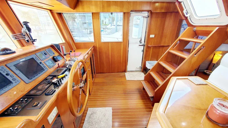 Knot Quitters Yacht Photos Pics Pilothouse Starboard