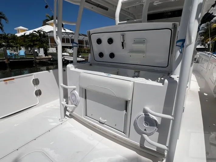  Yacht Photos Pics 2019 Everglades 435 Center Console boat interior with storage and speakers.