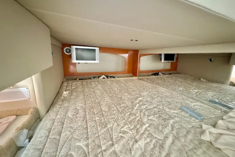  Yacht Photos Pics Interior cabin of 2006 Formula 370 Super Sport with TV and bedding.