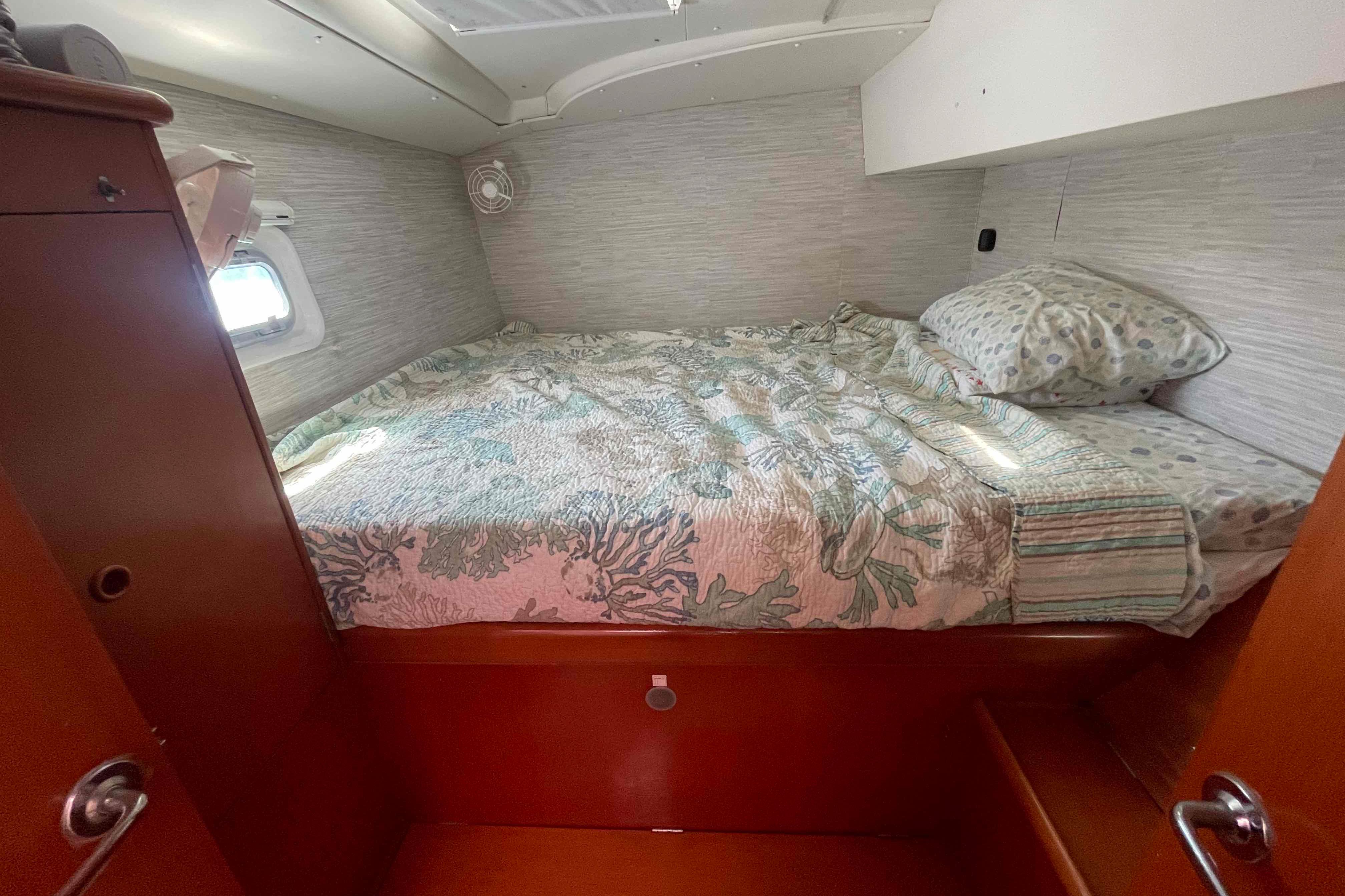 Cozy cabin interior of 2003 Lagoon 410-S2 with bed and window.