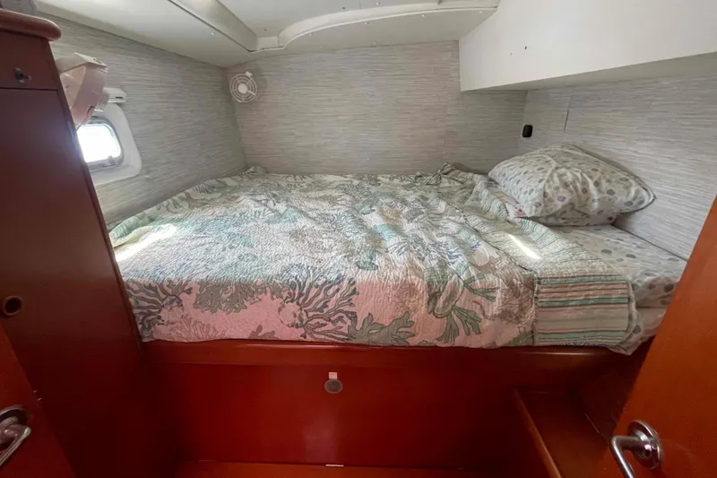 Acushla Yacht Photos Pics Cozy cabin bedroom in 2003 Lagoon 410-S2 yacht with patterned bedding.