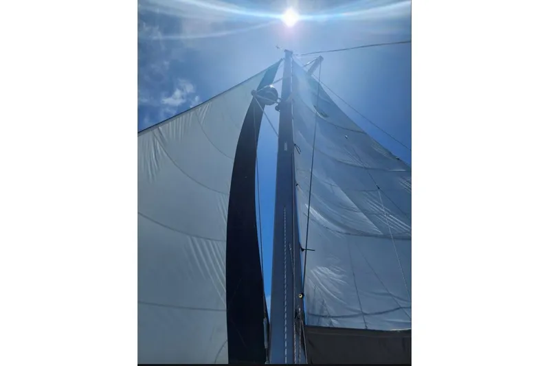 Acushla Yacht Photos Pics Sailing yacht Lagoon 410-S2, 2003 model, with sunlit sails against a clear blue sky.