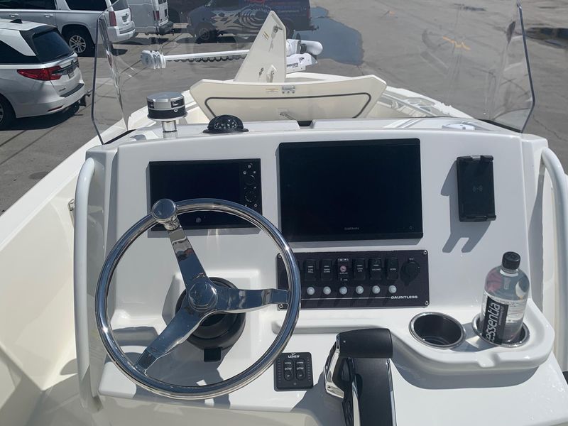 2023 Boston Whaler 220 Dauntless