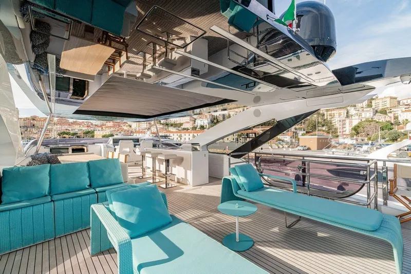 7 Seconds Yacht Photos Pics Luxurious 2015 Dreamline 26 yacht deck with turquoise seating and scenic harbor view.